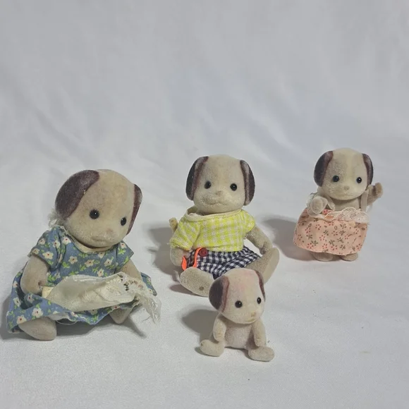 VTG Sylvanian Families Calico Critters  Beagle Dog - Set Of 4 Figures - Picture 2 of 5